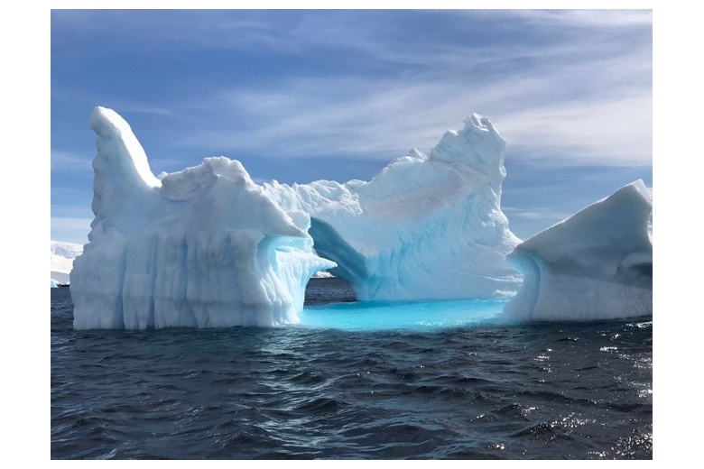 vue icebergs avec le contraste de la mer bleu clair où ils se trouvent